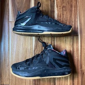 Max Lebron XI Low Sneaker